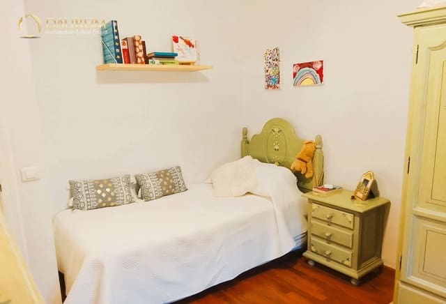 4 makuuhuone Omakotitalo myytävänä paikassa Marbella mukana uima-altaan 
autotalli - 640 000 € (Ref: 9654367)