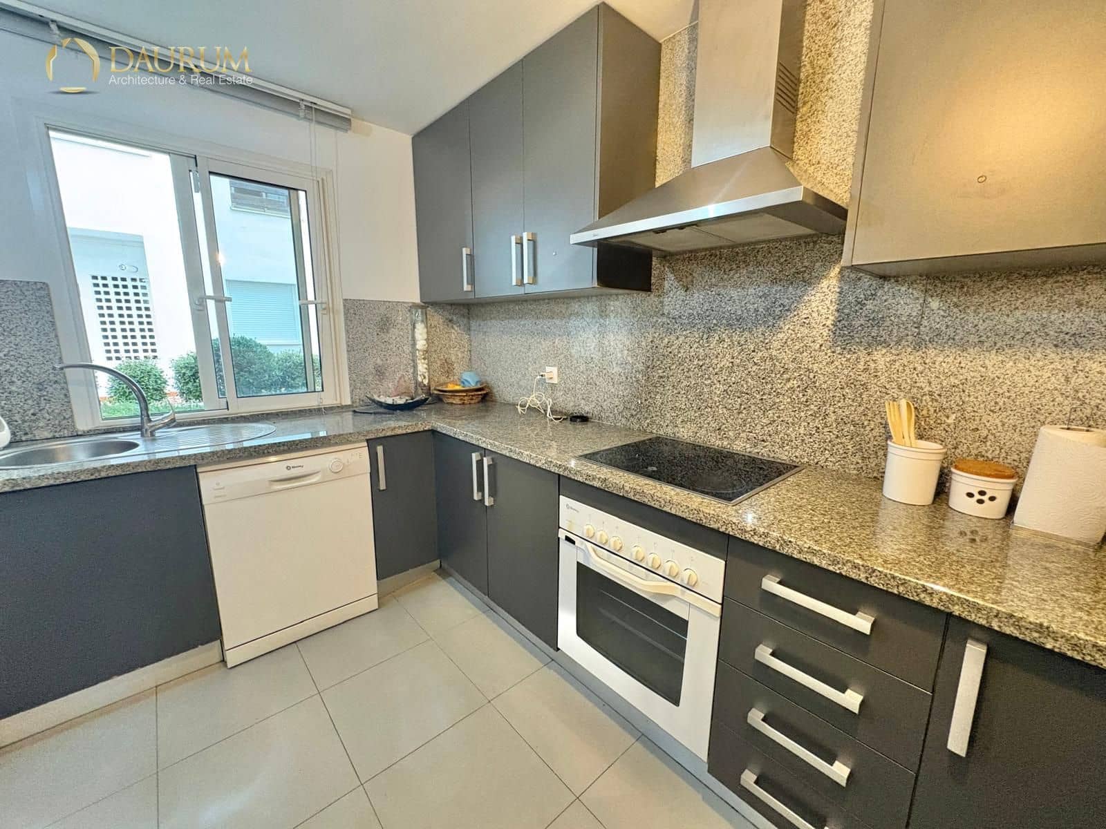 2 bedroom Flat for sale in Estepona with pool garage - € 259,000 (Ref: 9694291)