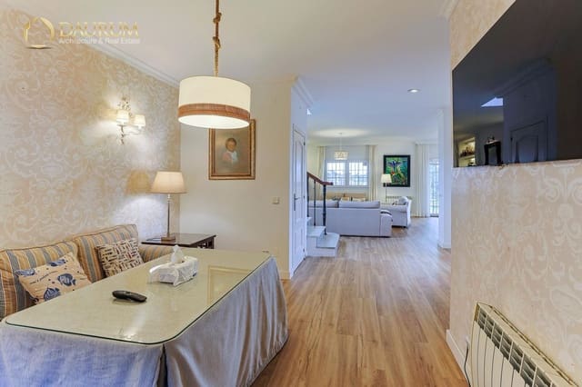 3 makuuhuone Huvila myytävänä paikassa Estepona mukana uima-altaan 
autotalli - 1 295 000 € (Ref: 9699876)