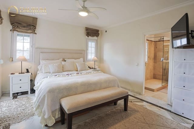 3 makuuhuone Huvila myytävänä paikassa Estepona mukana uima-altaan 
autotalli - 1 295 000 € (Ref: 9699876)