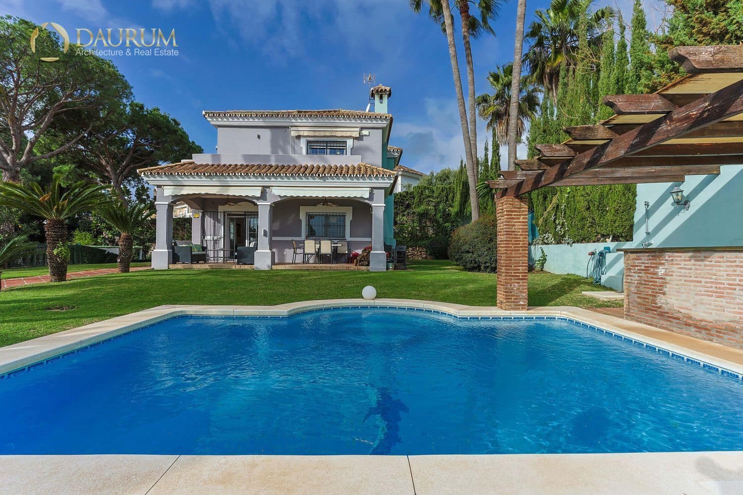Chalet de 3 habitaciones en Estepona en venta con piscina garaje - 1.295.000 € (Ref: 9699876)
