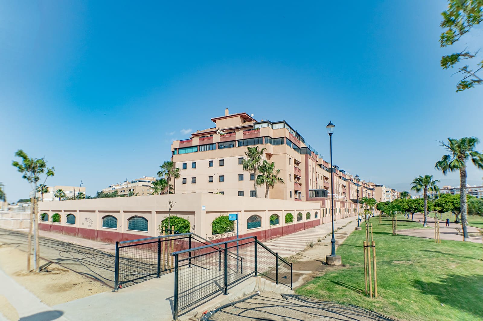 2 chambre Appartement à vendre à Roquetas de Mar avec piscine garage - 207 000 € (Ref: 8971019)