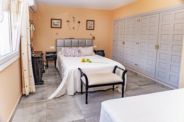 3 makuuhuone Huvila myytävänä paikassa Roquetas de Mar mukana uima-altaan 
autotalli - 587 000 € (Ref: 9414568)