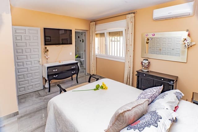 3 makuuhuone Huvila myytävänä paikassa Roquetas de Mar mukana uima-altaan 
autotalli - 587 000 € (Ref: 9414568)