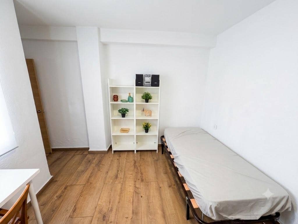 3 soveværelse Lejlighed til leje i Almeria by - € 975 (Ref: 9889239)