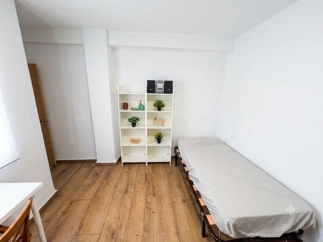 3 soveværelse Lejlighed til leje i Barrio Alto - San Félix - Oliveros - Altamira, Almería by - € 975 (Ref: 9889239)
