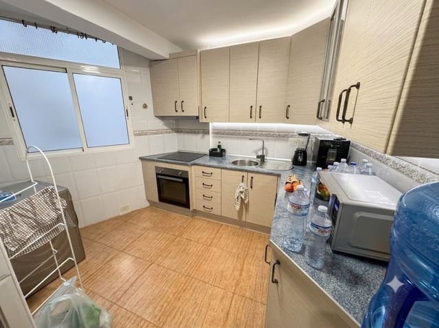 3 soveværelse Lejlighed til leje i Barrio Alto - San Félix - Oliveros - Altamira, Almería by - € 975 (Ref: 9889239)