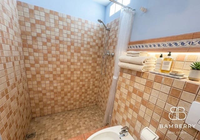 Chalet de 6 habitaciones en Castelldefels en venta - 669.000 € (Ref: 10047403)