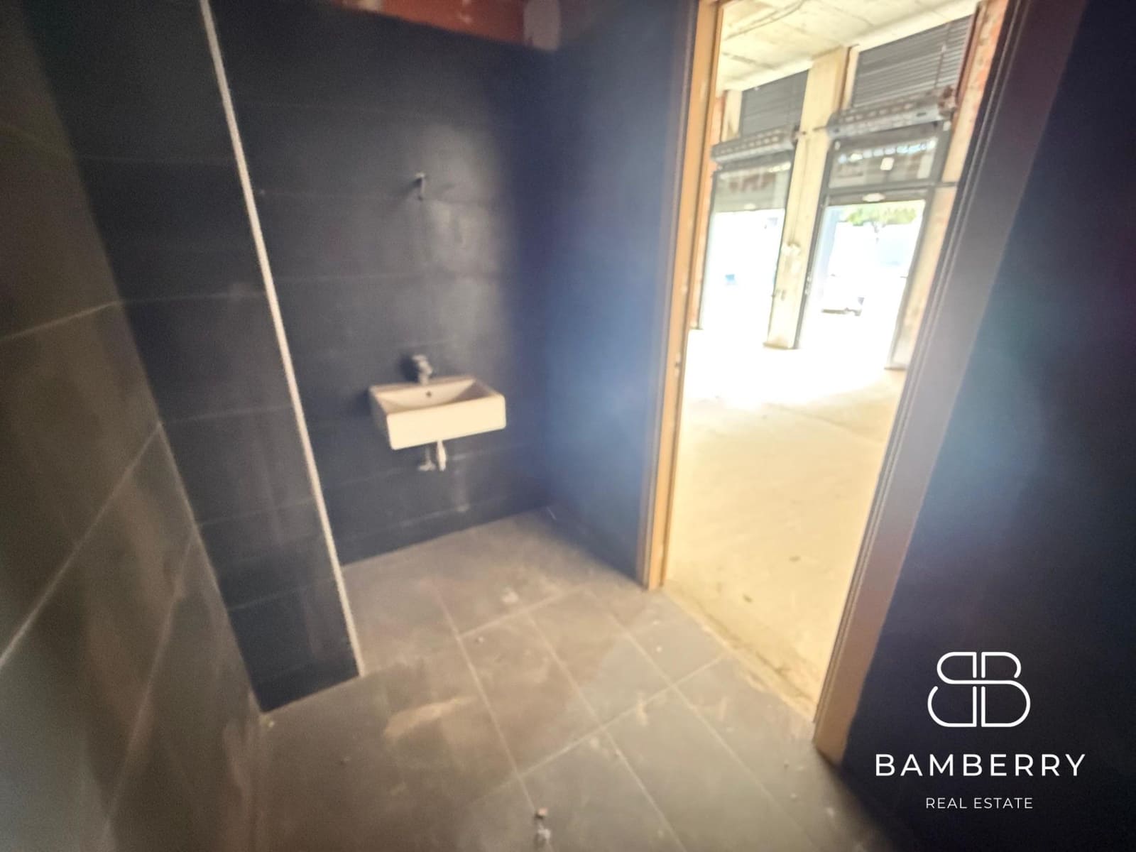 Commercial for rent in Badalona - € 1,680 (Ref: 9228560)