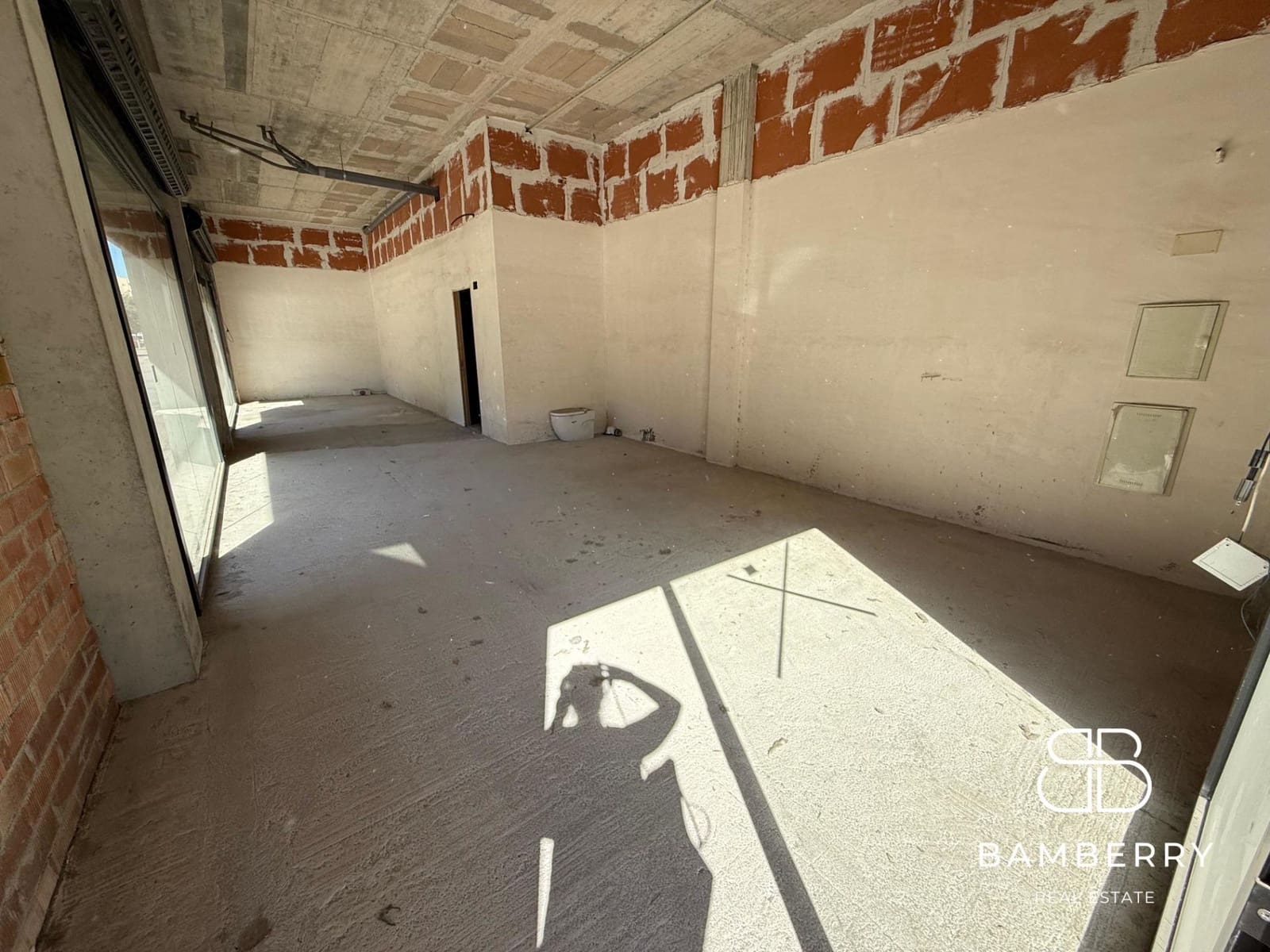 Commercial for rent in Badalona - € 1,850 (Ref: 9228562)