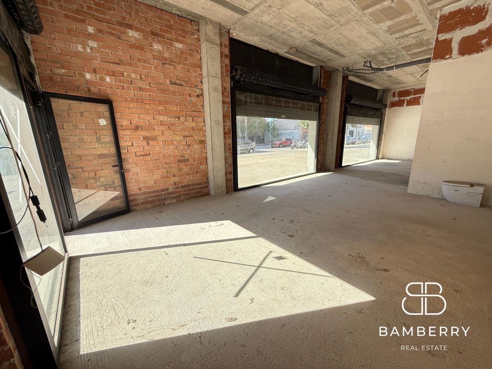 Commercial for rent in Badalona - € 1,850 (Ref: 9228562)