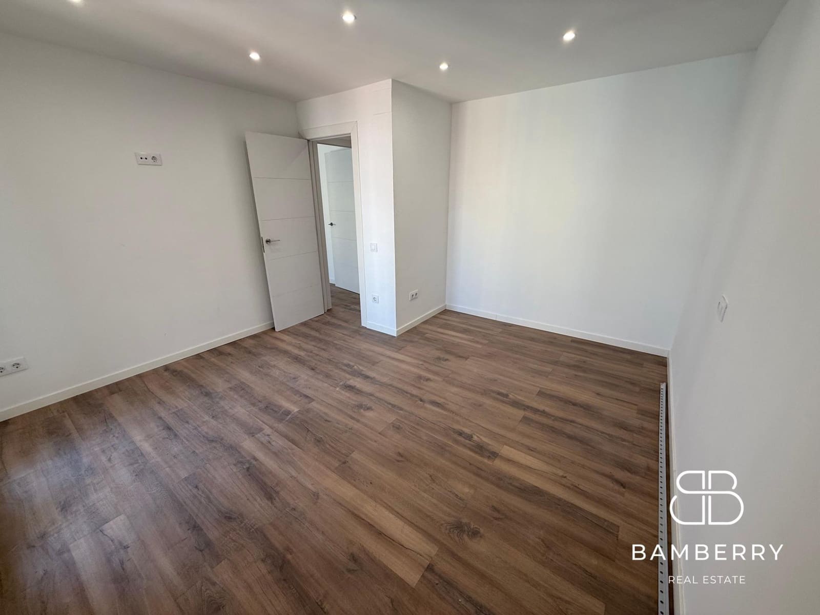 2 bedroom Penthouse for sale in Barcelona city - € 589,000 (Ref: 9243445)