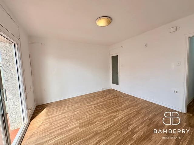 4 bedroom Flat for sale in Premià de Mar - € 139,500 (Ref: 9825278)