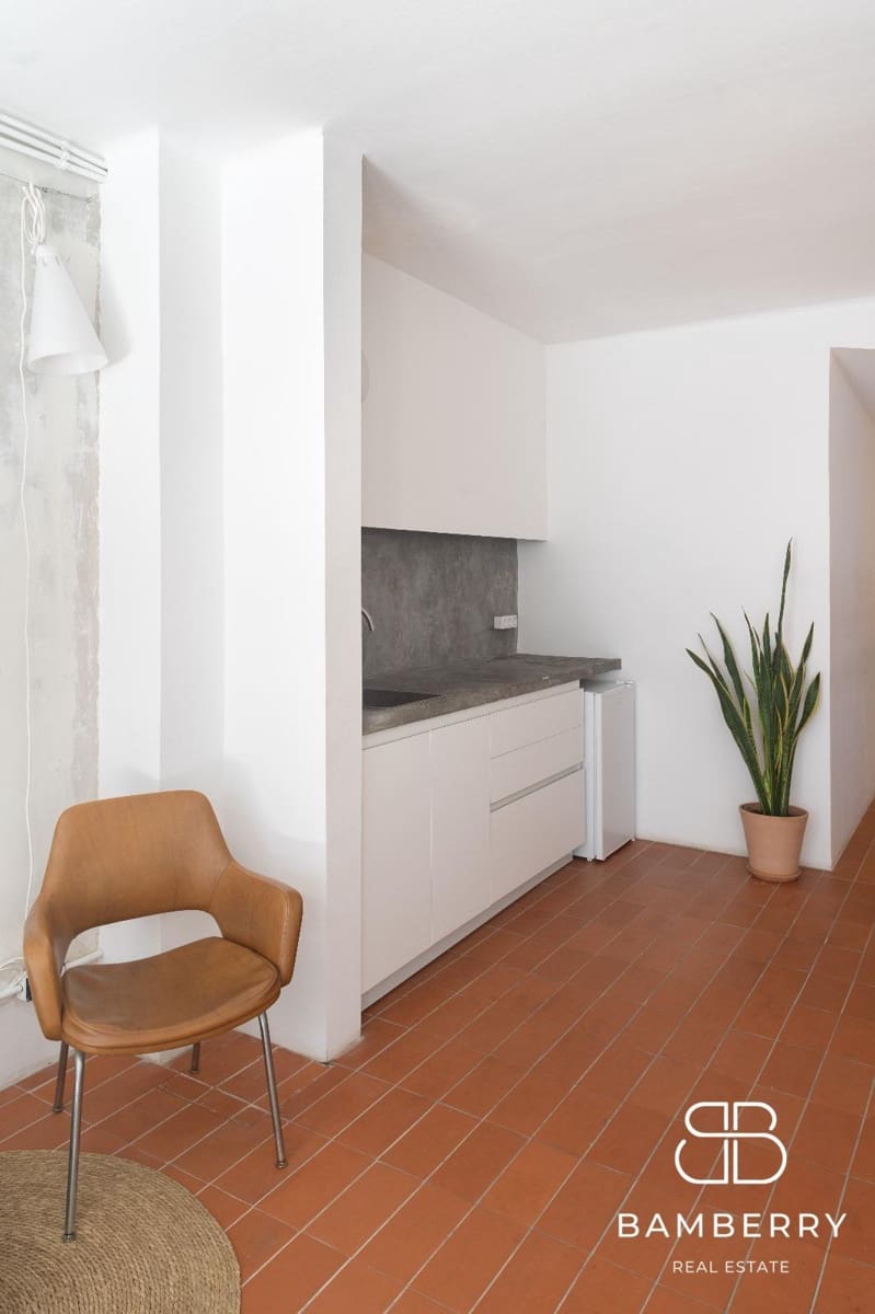 Commercial for rent in Barcelona city - € 1,200 (Ref: 9966684)