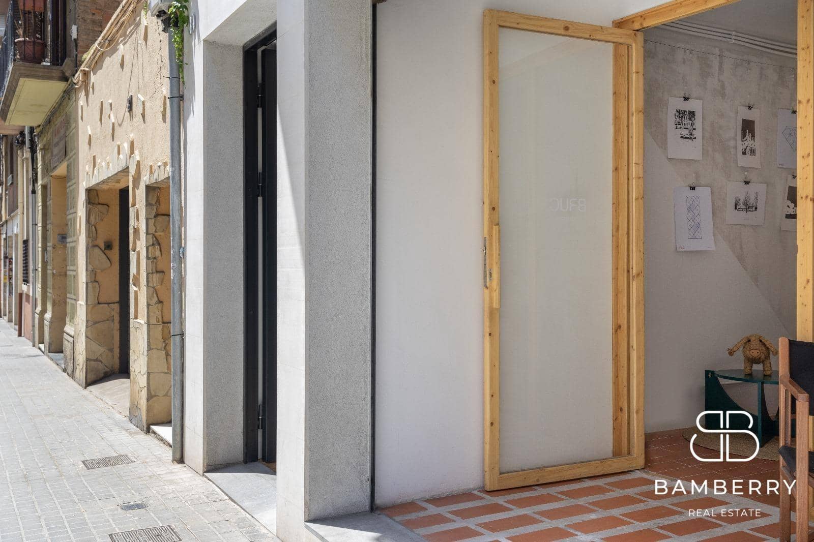 Commercial for rent in Barcelona city - € 1,200 (Ref: 9966684)