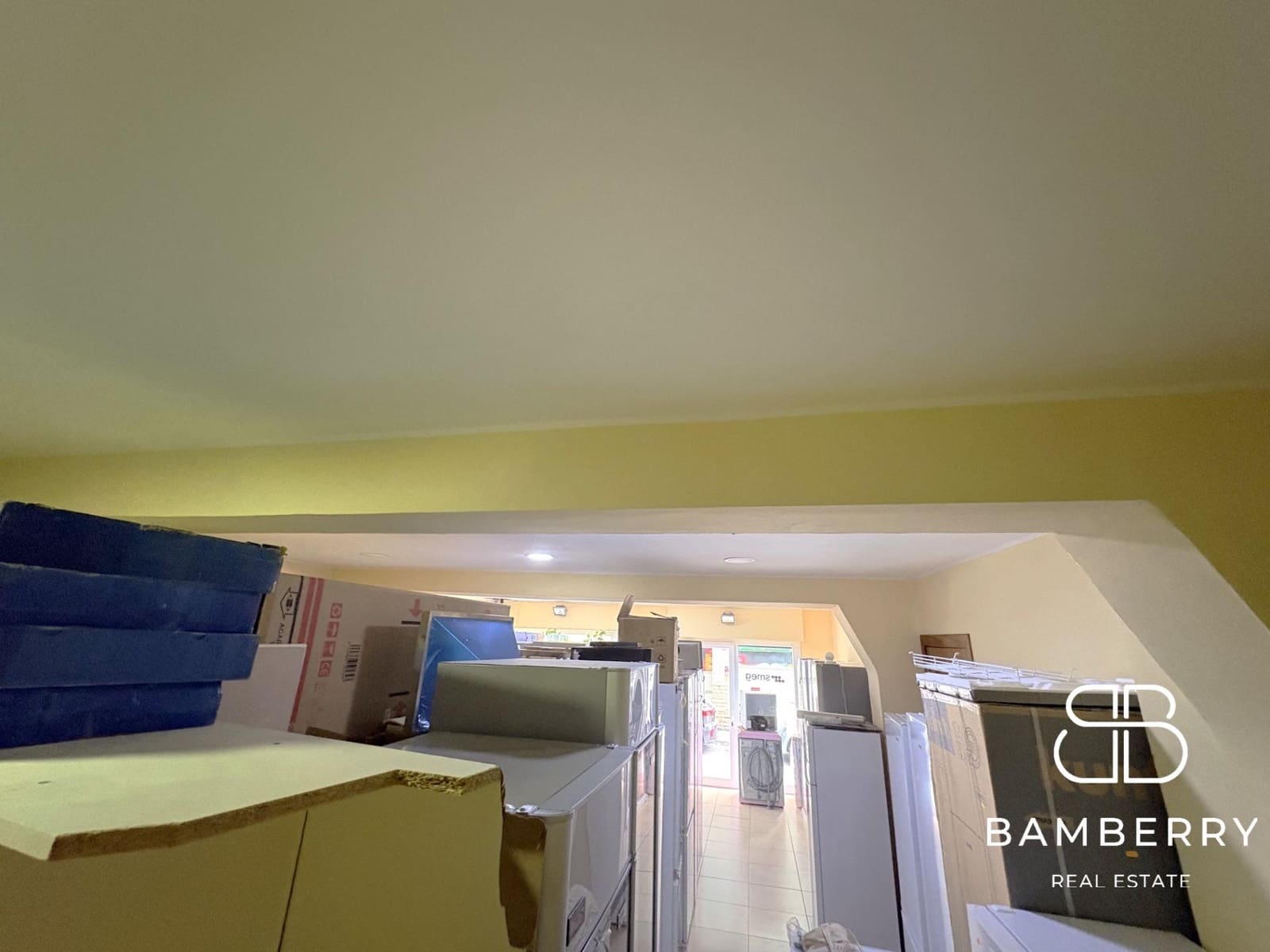 1 bedroom Commercial for sale in Premia de Mar - € 155,000 (Ref: 9986912)