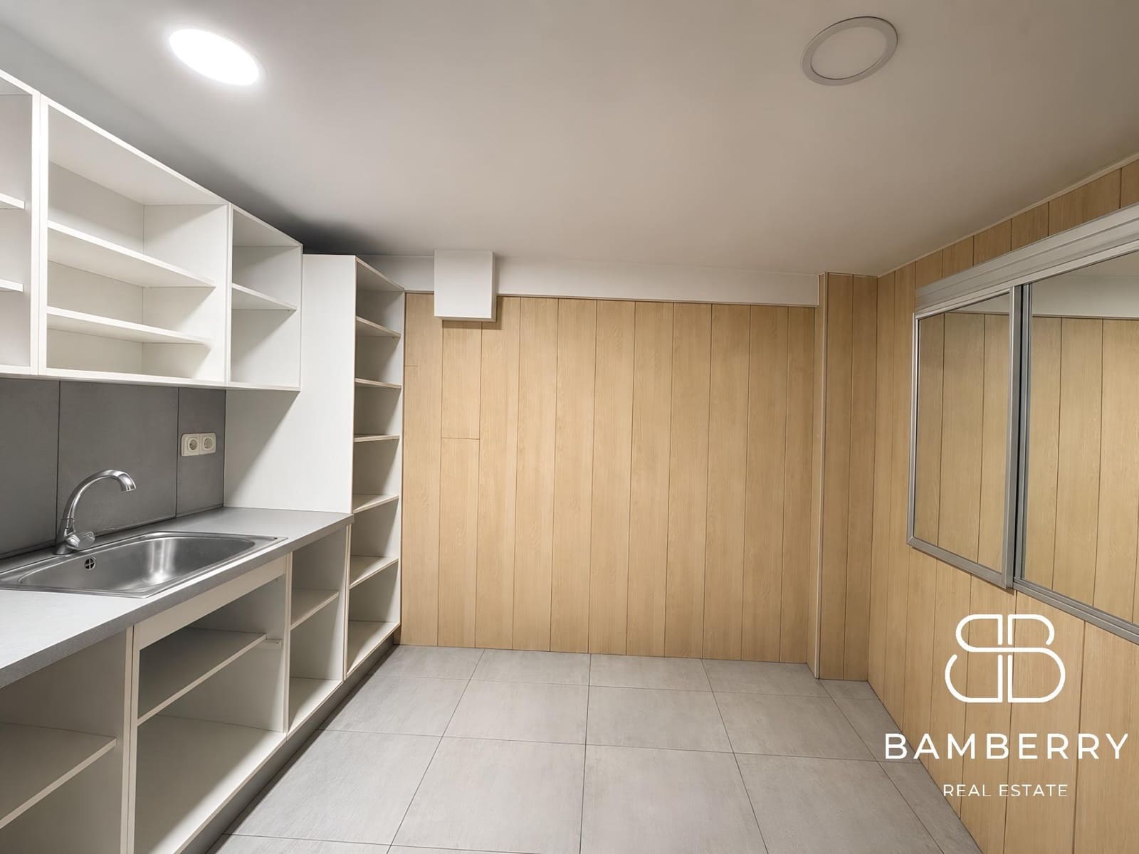 1 bedroom Commercial for sale in Premia de Mar - € 155,000 (Ref: 9986912)