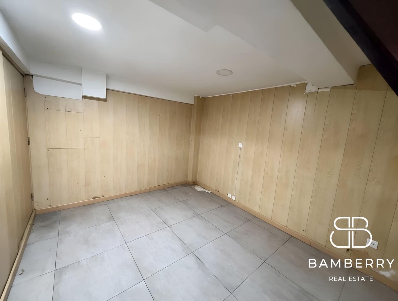 1 bedroom Commercial for sale in Premia de Mar - € 155,000 (Ref: 9986912)