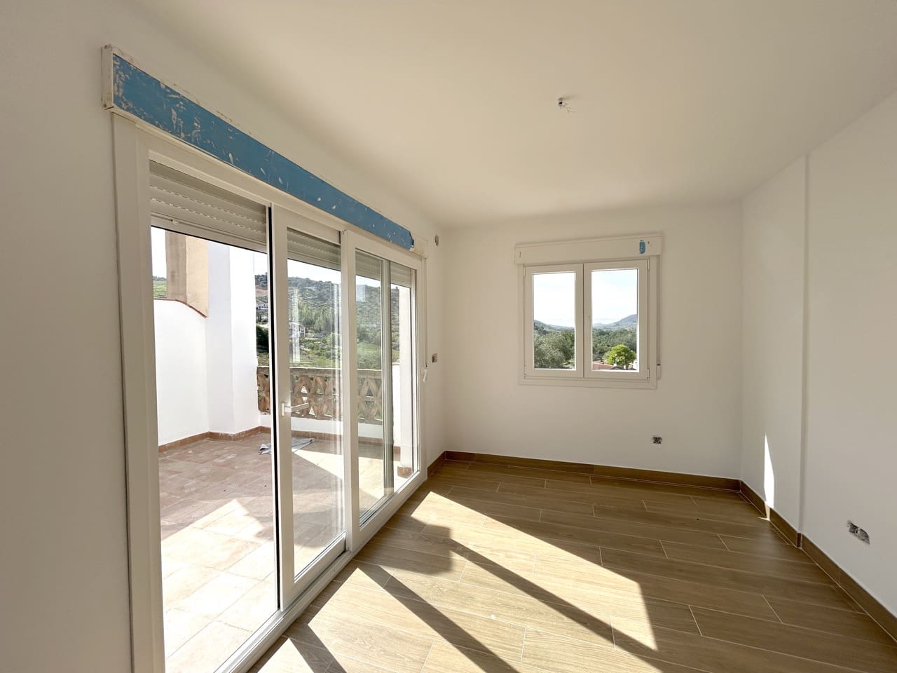 3 slaapkamer Rijtjeshuis te koop in Moclin met zwembad garage - € 130.000 (Ref: 10023072)
