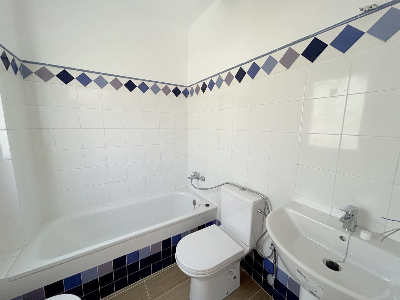 4 slaapkamer Rijtjeshuis te koop in Moclin met zwembad garage - € 159.000 (Ref: 10023074)