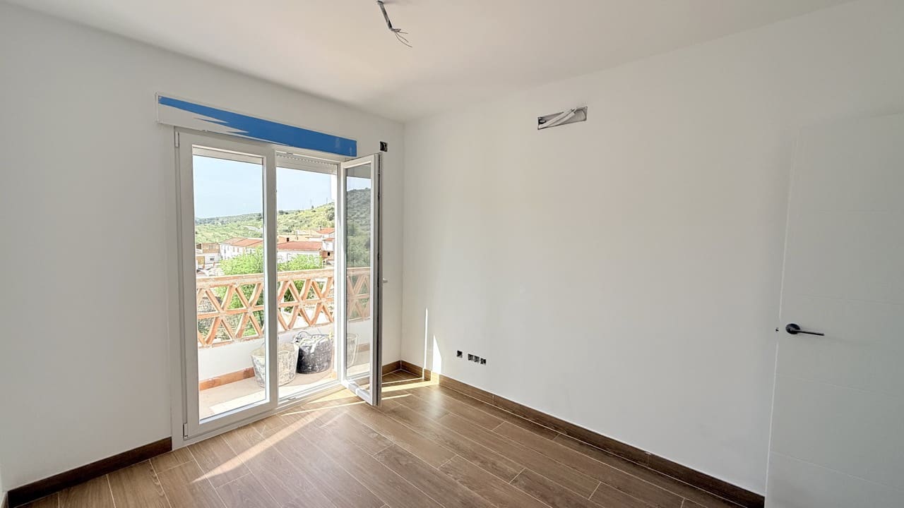 4 slaapkamer Rijtjeshuis te koop in Moclin met zwembad garage - € 159.000 (Ref: 10023074)