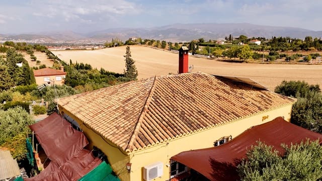 4 Zimmer Villa zu verkaufen in Las Gabias mit Pool Garage - 415.000 € (Ref: 10048429)