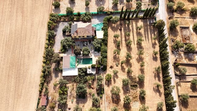 4 Zimmer Villa zu verkaufen in Las Gabias mit Pool Garage - 415.000 € (Ref: 10048429)