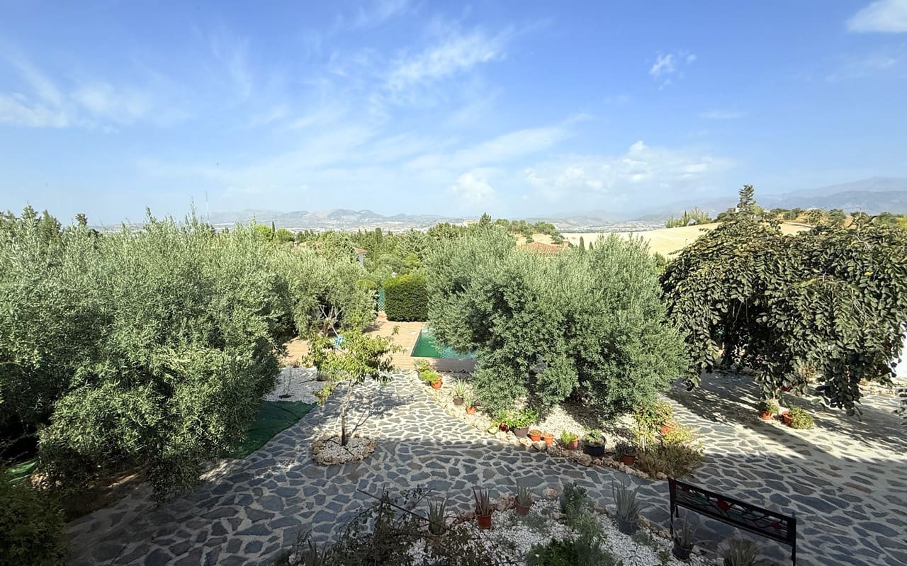 4 Zimmer Villa zu verkaufen in Las Gabias mit Pool Garage - 415.000 € (Ref: 10048429)