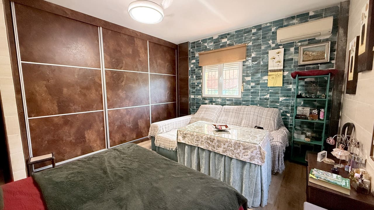 4 Zimmer Villa zu verkaufen in Las Gabias mit Pool Garage - 415.000 € (Ref: 10048429)