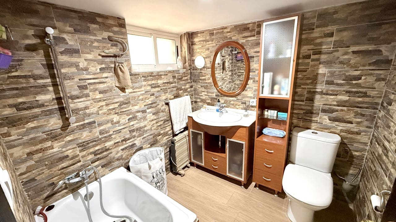 4 Zimmer Villa zu verkaufen in Las Gabias mit Pool Garage - 415.000 € (Ref: 10048429)