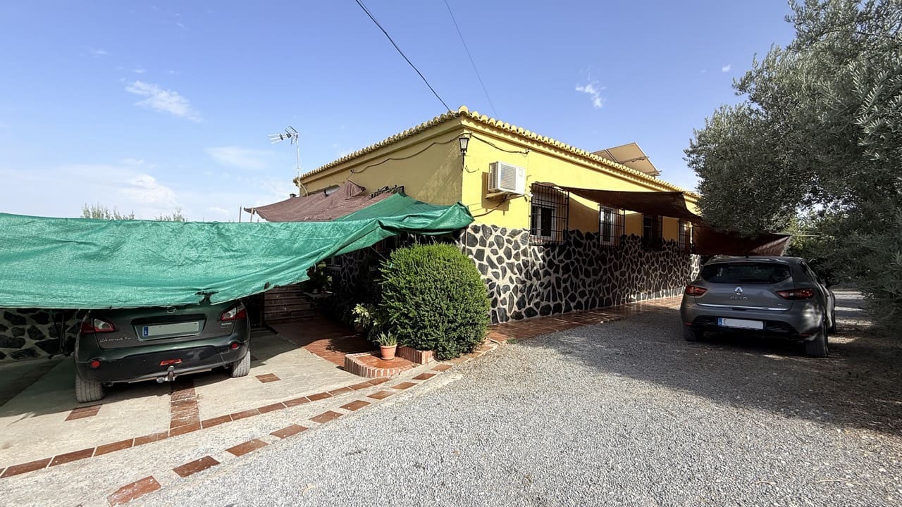 4 Zimmer Villa zu verkaufen in Las Gabias mit Pool Garage - 415.000 € (Ref: 10048429)