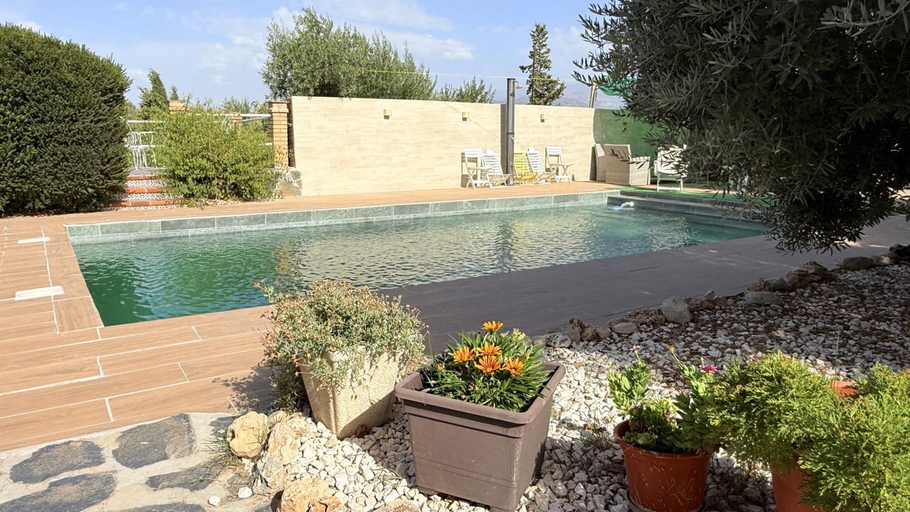 4 Zimmer Villa zu verkaufen in Las Gabias mit Pool Garage - 415.000 € (Ref: 10048429)
