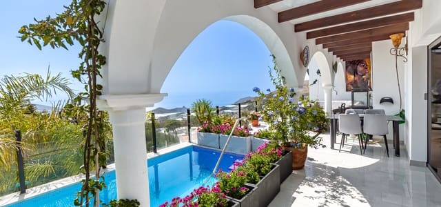 4 bedroom Villa for sale in Gualchos with pool garage - € 420,000 (Ref: 10104296)