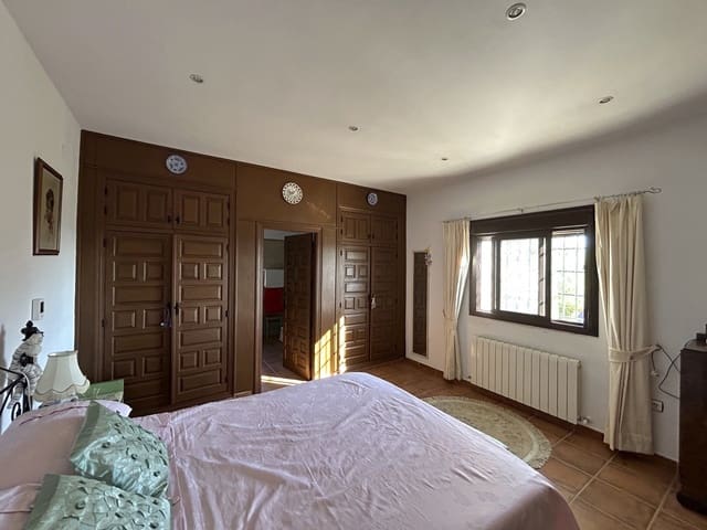 3 bedroom Villa for sale in Alcalá la Real with pool garage - € 315,000 (Ref: 8481364)