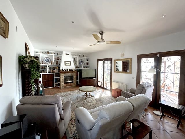 3 bedroom Villa for sale in Alcalá la Real with pool garage - € 315,000 (Ref: 8481364)