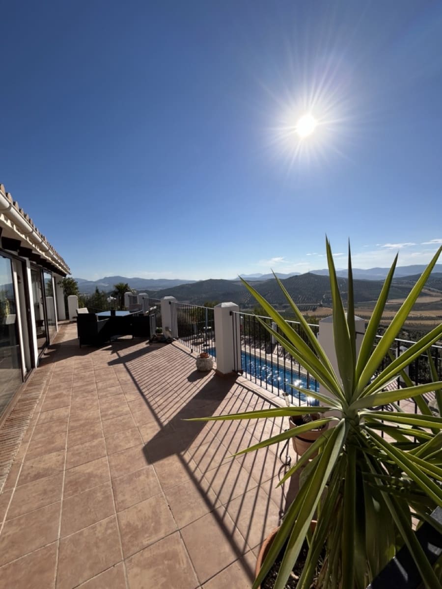 3 soverom Villa til salgs i Alcala la Real med svømmebasseng garasje - € 315 000 (Ref: 8481364)