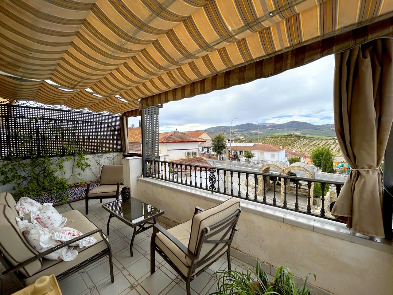 4 bedroom Townhouse for sale in Moclin with garage - € 240,000 (Ref: 8580701)