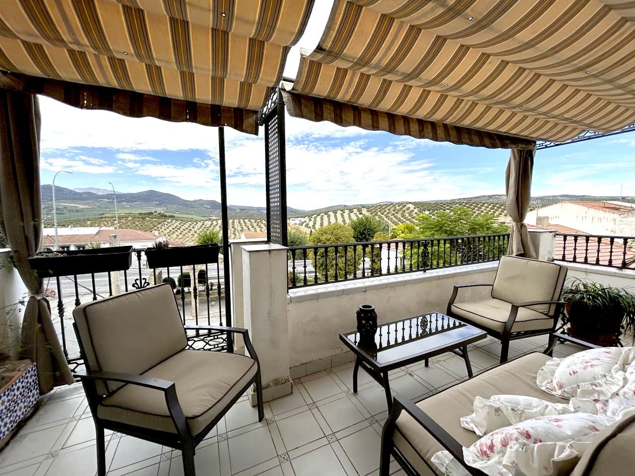 4 bedroom Townhouse for sale in Moclin with garage - € 240,000 (Ref: 8580701)