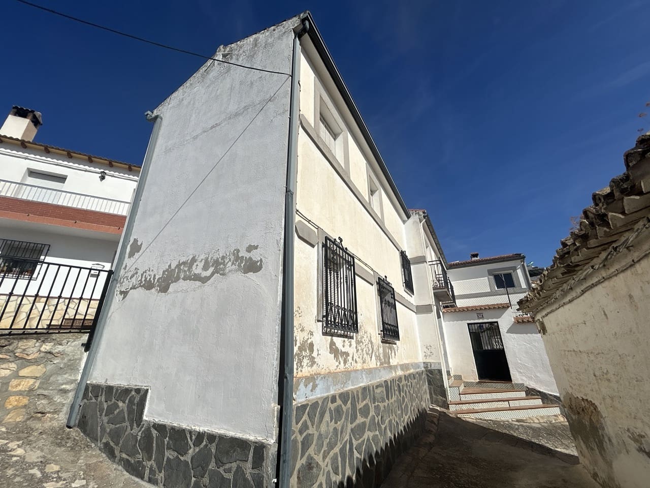 4 soveværelse Byhus til salg i Moclin med garage - € 95.000 (Ref: 8604973)