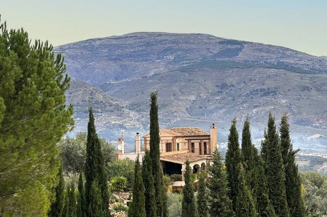 5 sypialnia Finka/Dom wiejski na sprzedaż w El Pinar z basenem garażem - 850 000 € (Ref: 8660861)