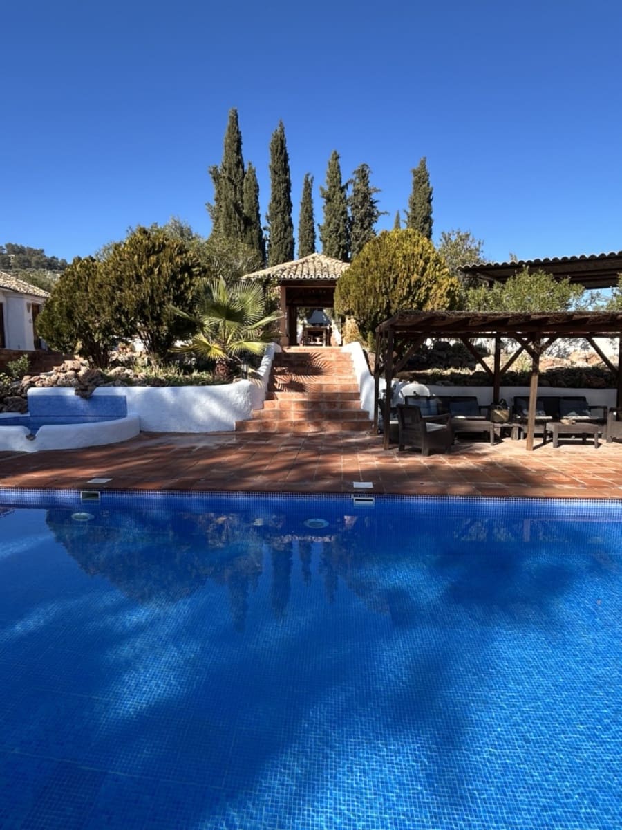 14 soveværelse Finca/Landehus til salg i Alcaudete med swimmingpool garage - € 1.250.000 (Ref: 8738362)