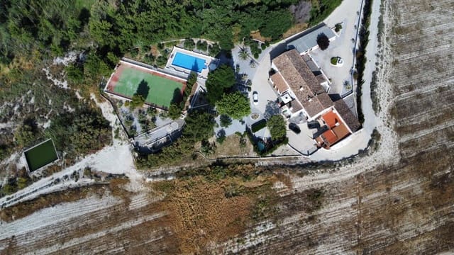 14 soveværelse Finca/Landehus til salg i Caniles med swimmingpool garage - € 1.250.000 (Ref: 9142442)