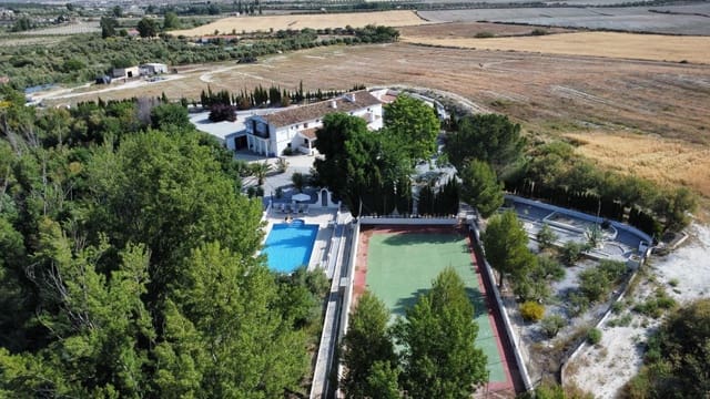 14 soveværelse Finca/Landehus til salg i Caniles med swimmingpool garage - € 1.250.000 (Ref: 9142442)