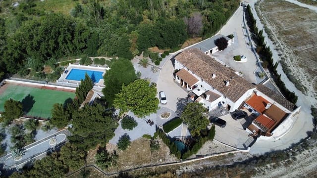 14 soveværelse Finca/Landehus til salg i Caniles med swimmingpool garage - € 1.250.000 (Ref: 9142442)