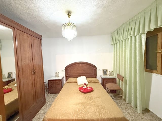 4 soveværelse Byhus til salg i Colomera med garage - € 70.000 (Ref: 9188854)