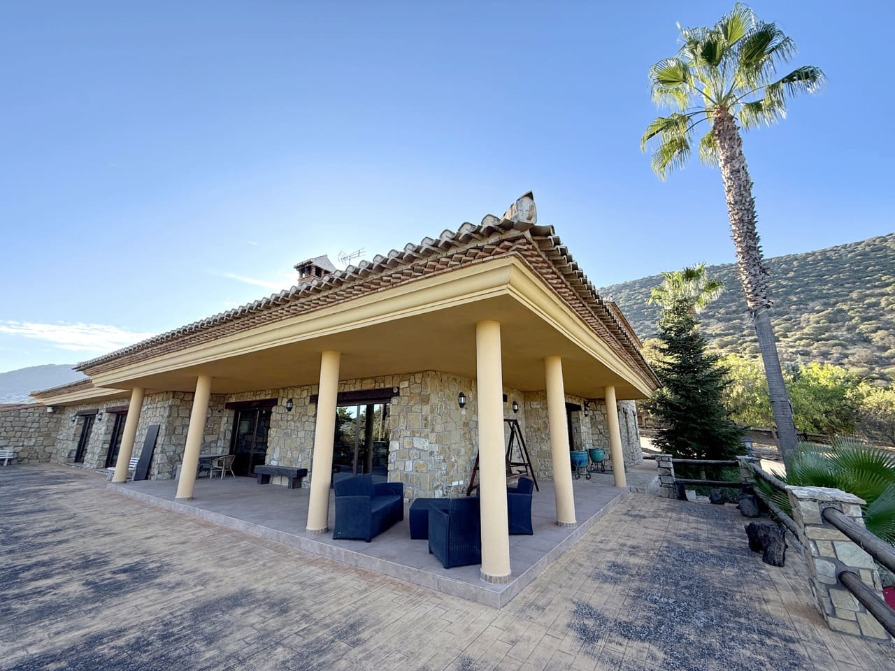 6 soveværelse Finca/Landehus til salg i Colomera med swimmingpool garage - € 1.500.000 (Ref: 9243468)