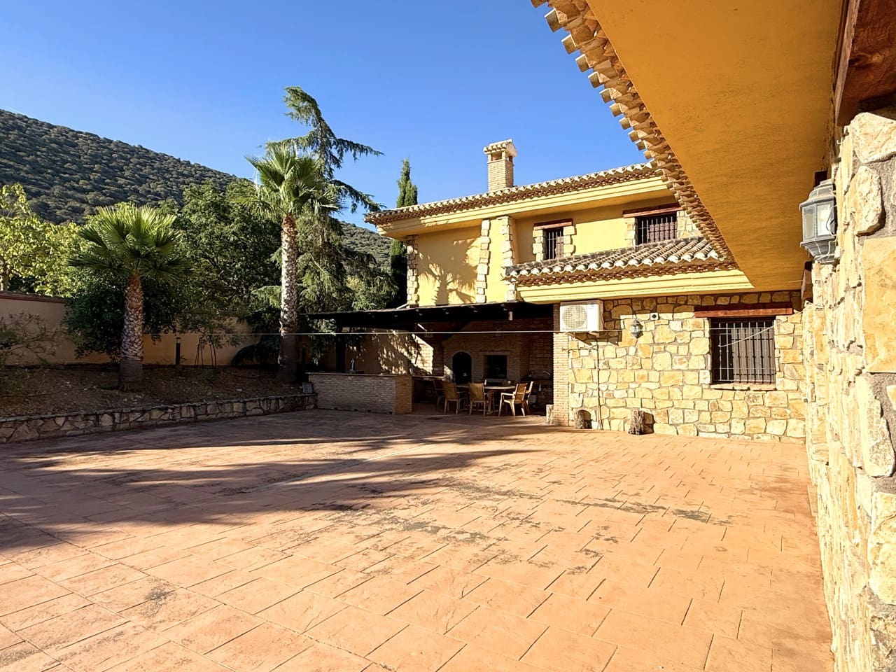 6 soveværelse Finca/Landehus til salg i Colomera med swimmingpool garage - € 1.500.000 (Ref: 9243468)
