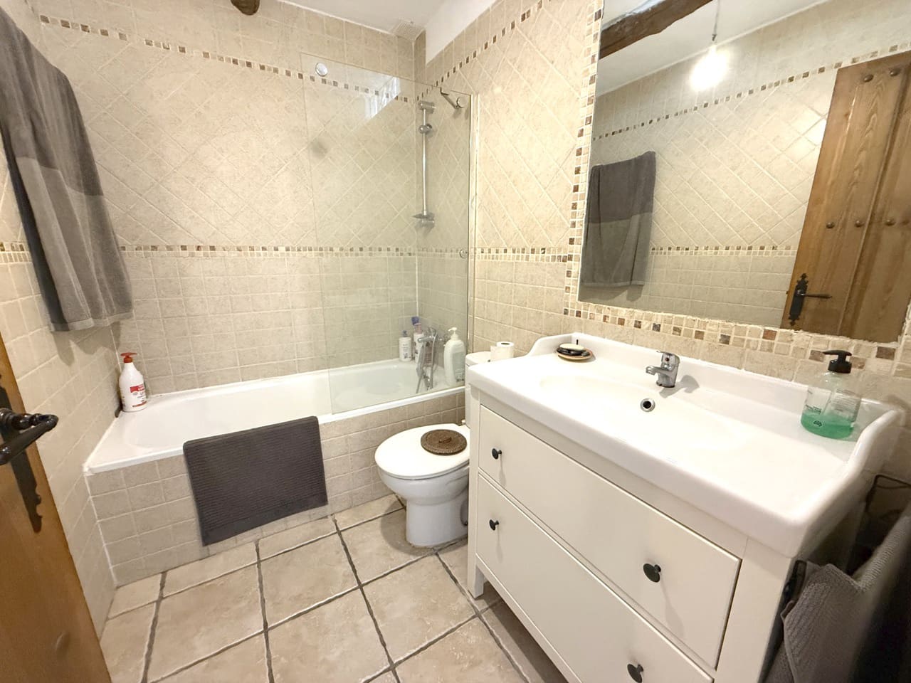 9 bedroom Guesthouse/B & B for sale in Montefrio with garage - € 375,000 (Ref: 9395397)