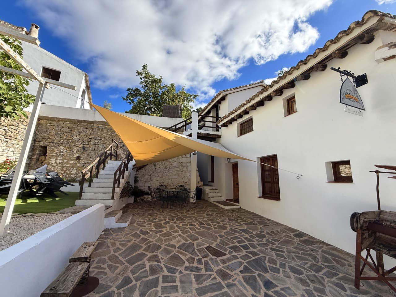 9 bedroom Guesthouse/B & B for sale in Montefrio with garage - € 375,000 (Ref: 9395397)