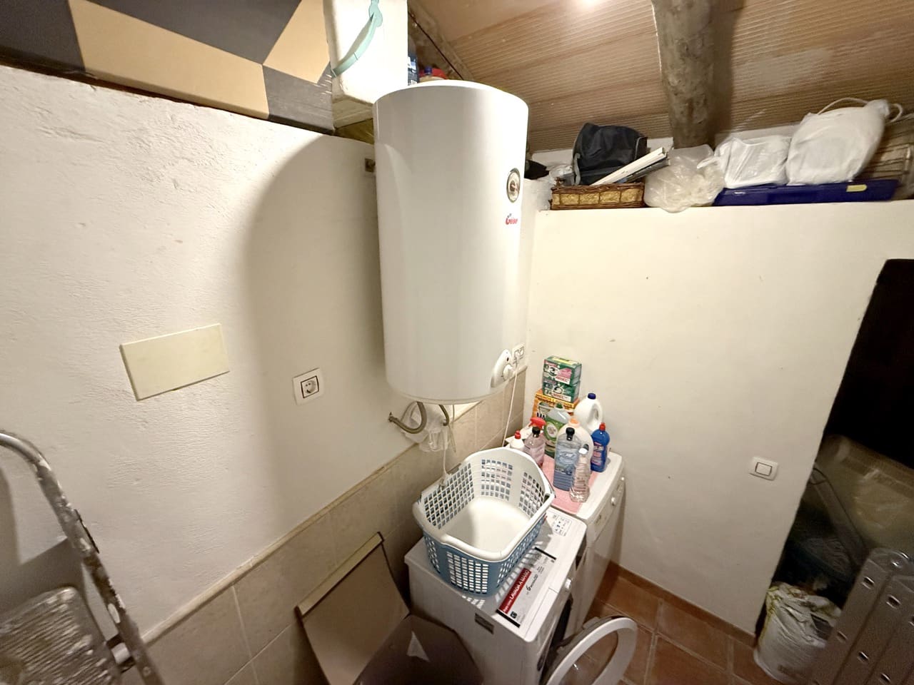 9 bedroom Guesthouse/B & B for sale in Montefrio with garage - € 375,000 (Ref: 9395397)